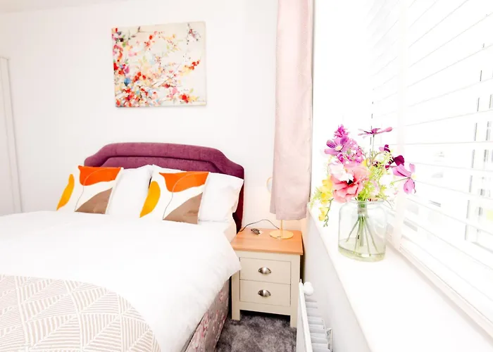 Cityside Deluxe Stay - 3 Bedroom House Great For Family With Free Parking & Garden